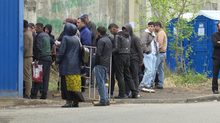 Десятки мигрантов по несколько часов стоят в очереди на сдачу экзамена по русскому языку в Иркутске
